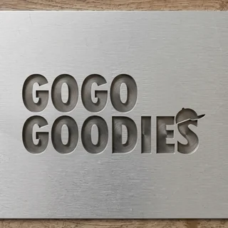 Logo gravé en creux dans de l'acier brossé